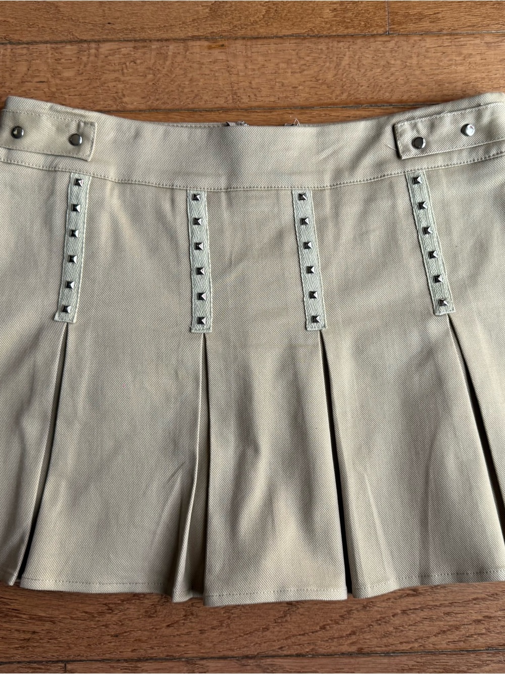 AKIRA Khaki Pleated Studded Skort | Size M | Preppy Y2K Tennis Mini
